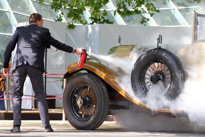 Illustration for article titled Burning Bentley Almost Kills A Ferrari Enzo At The Concorso